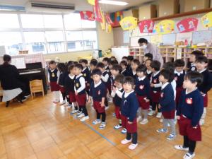 おひなさまの話をきいています