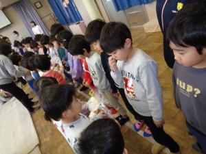 お別れ会プレゼントを渡す