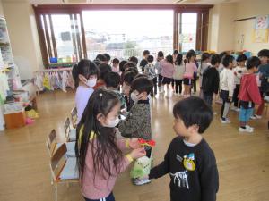 2くみへひまわり組から花かごをプレゼントしています