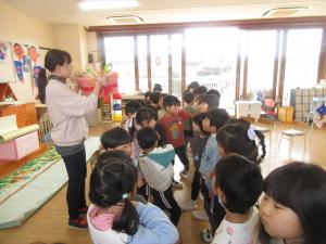 1くみへばら組から花かごのプレゼントをしています
