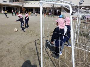 佐保幼　サッカー遊び