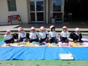 佐保幼　園庭でお弁当