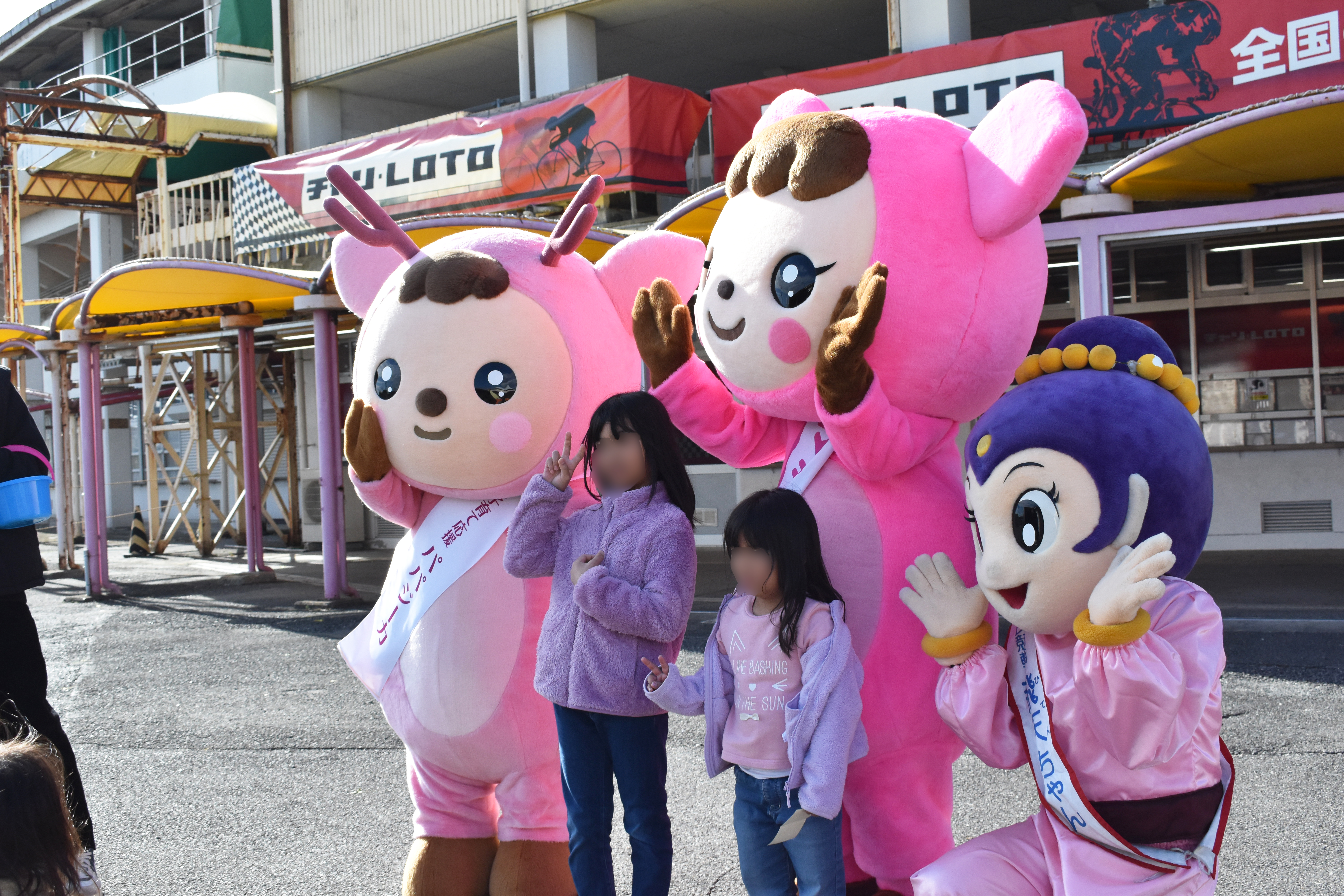 他の着ぐるみと子どもたちと集合写真