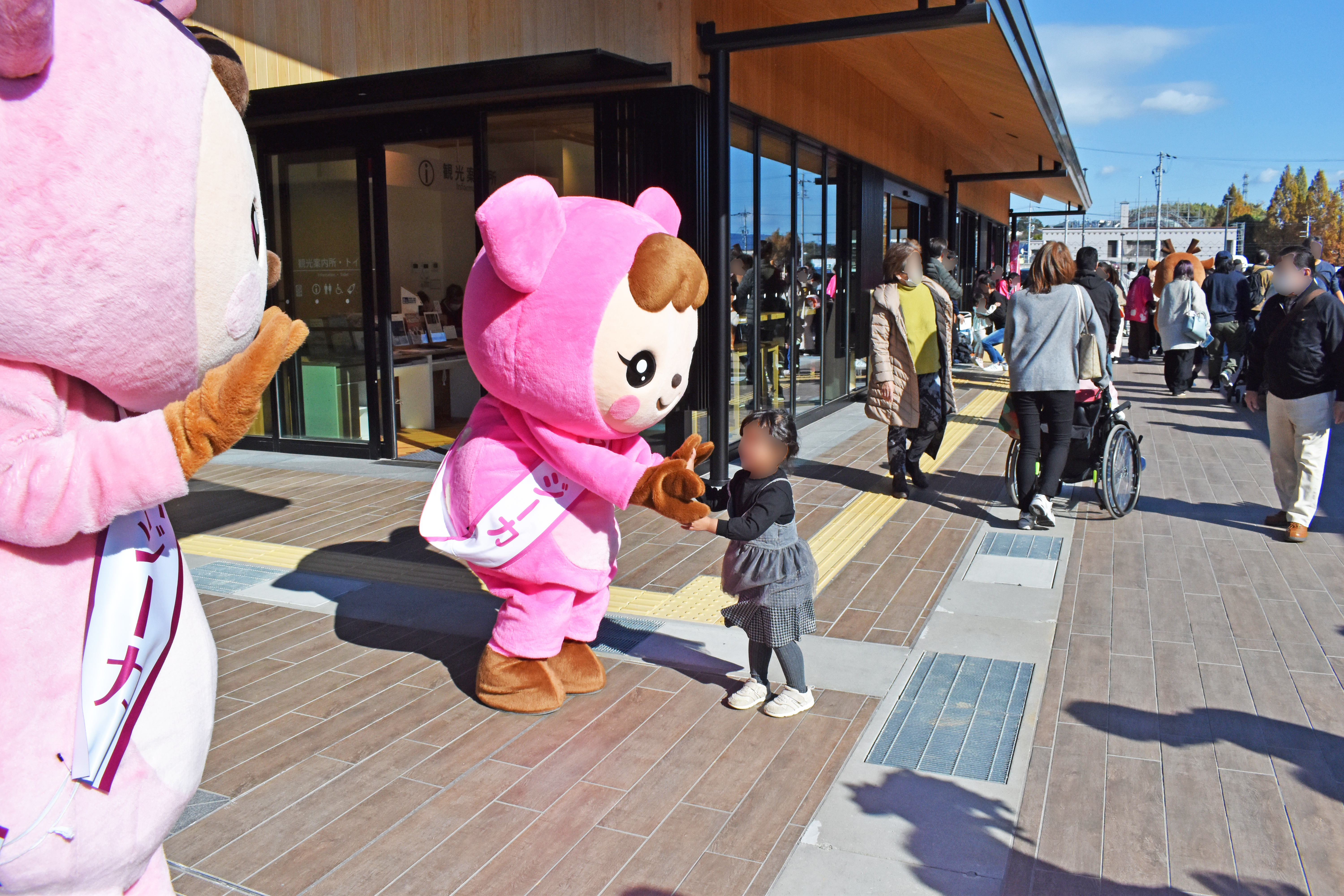 子どもとハイタッチ