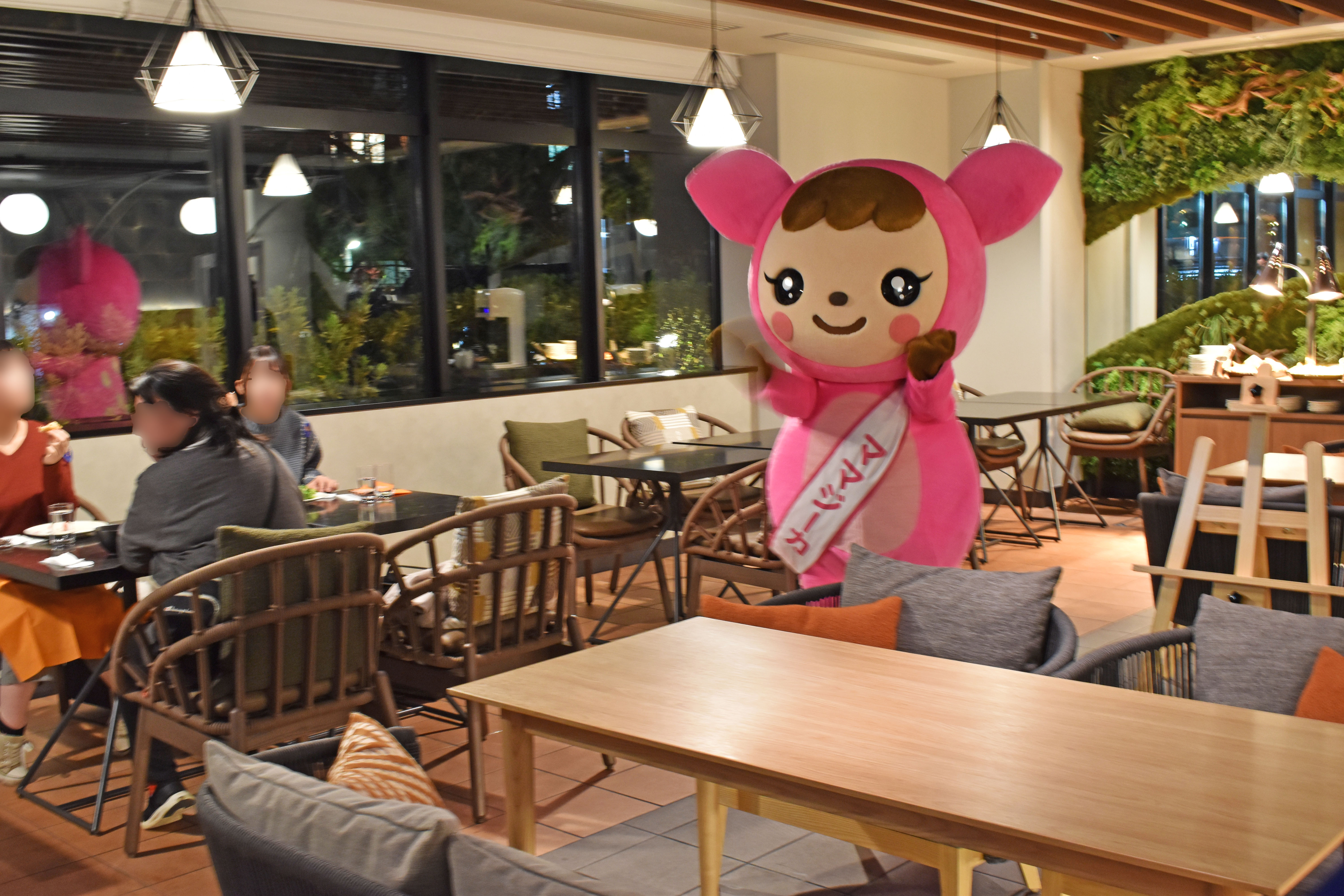 ママジーカ食事する家族の近く
