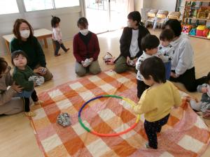 ０歳児　新聞遊び