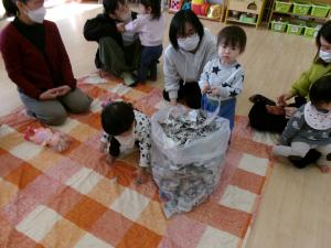 ０歳児　新聞集め