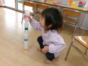 １歳児　ポットん落とし遊び