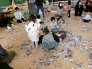 ２歳　新聞あそび