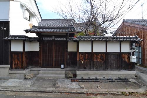 旧布江田家住宅（はる家ならまち）表門及び塀外観