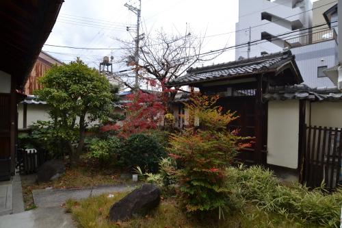 旧布江田家住宅（はる家ならまち）表門及び塀内部から