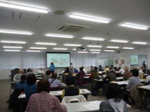 研修で講義を聞いている様子