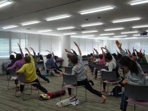 研修会でストレッチをしている様子