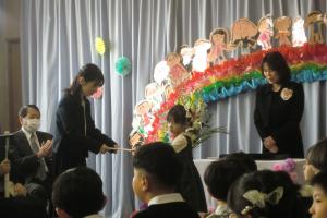 卒園証書を受け取ります