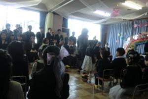 親子で手を繋いで向かいます