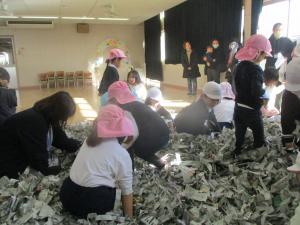 新聞紙の海