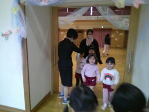 園長先生とハイタッチしています