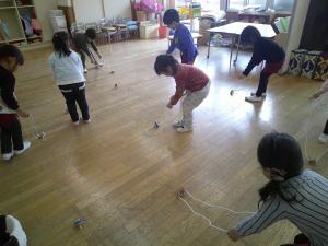 4歳児コマ回し