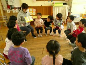 3歳児先生のお話を聞いています