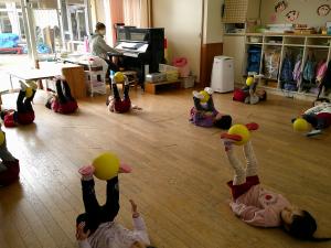 3歳児ボール遊びの様子