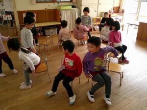 3歳児いすとりゲームの様子