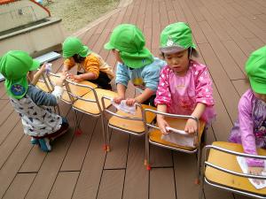 3歳児椅子を拭いています