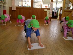 3歳児雑巾がけ