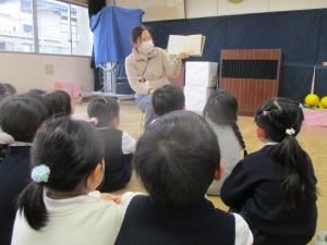 絵本の読み聞かせ
