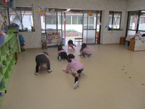 床拭き頑張っています