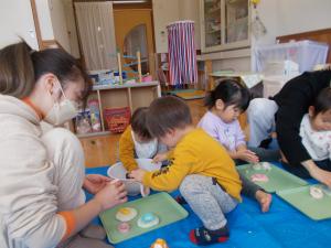小麦粉粘土で遊んでいます。
