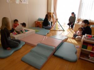 ０歳児のクラスで在園児と一緒に遊んでいます。