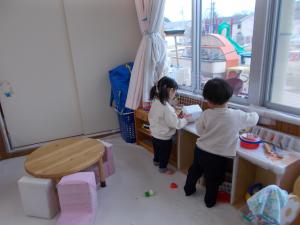１歳児クラスで一緒におままごとをしています。