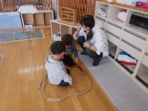 １歳児のクラスで線路を作って友達と遊んでいます。