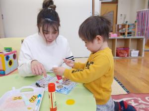 保護者と一緒に鬼を作っています。