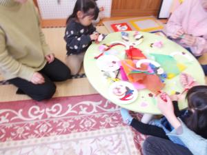おひな様を作っています。女びなの顔をつけています。