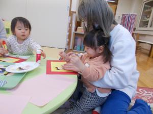お母さんと一緒に楽しく製作をしています。