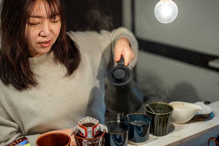 珈琲を入れる片山さん