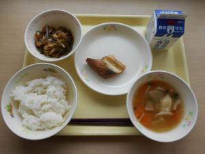 R7.2.19【食育の日】ご飯・牛乳・さばのみそ煮・すき昆布の煮物・ひっつみ汁