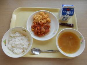 R7.2.28ご飯・牛乳・チキンライスの具・いり卵・コンソメスープ・ココアリキッド