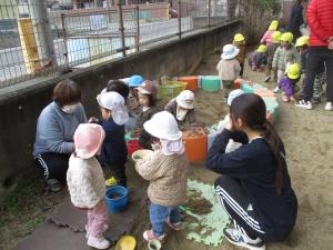 好きな遊びを砂場で楽しんでいます。
