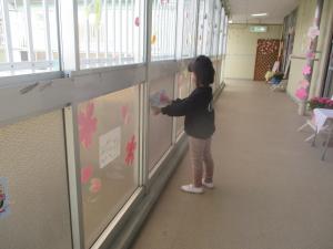 装飾を貼り付ける子ども達