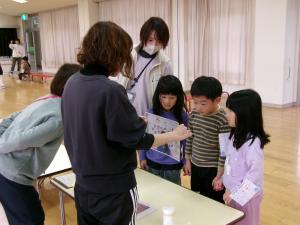 5歳児お別れ会で写真クイズをする様子