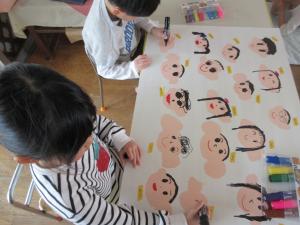 5歳児卒園製作で自分の顔を描く様子