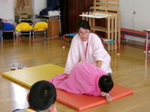 5歳児いのちの話で産道を通る体験をしている様子