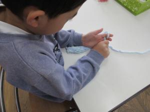 5歳児各クラスへのプレゼントをつくる様子