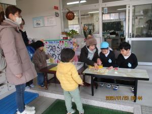 5歳児がうさぎ組の受付です