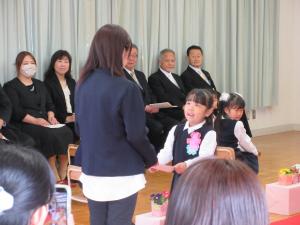 お母さんに証書を渡してるところ