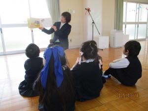 終業式で園長先生の絵本をききます