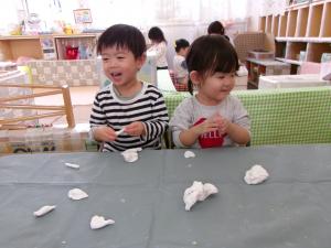 粘土を楽しむ姿