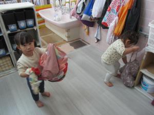 帰る用意をする姿